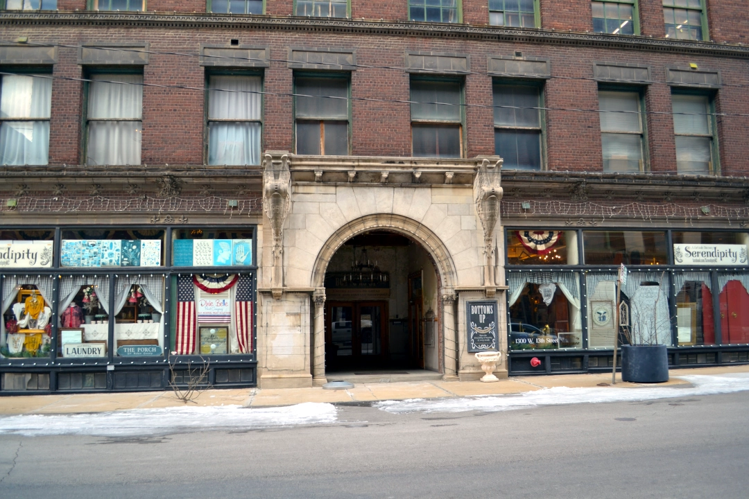 Picture of the Stowe building shop front
